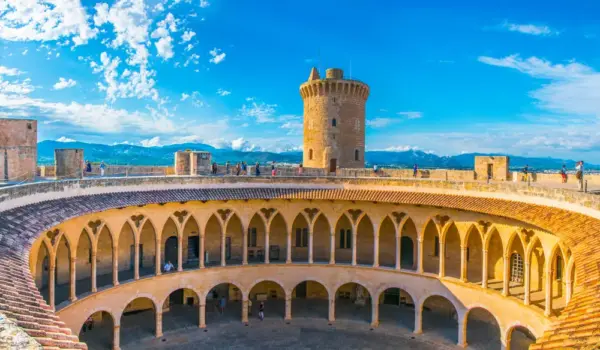 Burg Bellver - dudlajzov - © dudlajzov/Adobe.com - Erlebnisrundreisen.de