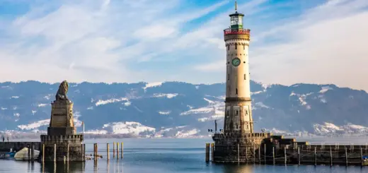 Hafeneinfahrt Lindau mit Blick auf die Alpen - dietwalther - © dietwalther / adobe.com - Erlebnisrundreisen.de
