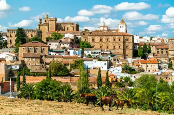 Blick auf Cáceres - Leonid Andronov - © Leonid Andronov / Adobe.com - Erlebnisrundreisen.de