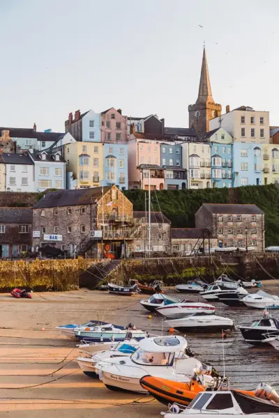 Tenby mit seinem Hafen - - © Hawlfraint y Goron / © Crown copyright (2025) Cymru Wales - Erlebnisrundreisen.de