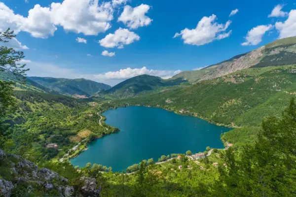 Blick auf den Scanno-See - ValerioMei - © ValerioMei / adobe.com - Erlebnisrundreisen.de