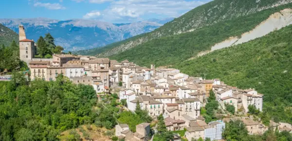 Blick auf Anversa degli Abruzzi - e55evu - © e55evu / adobe.com - Erlebnisrundreisen.de