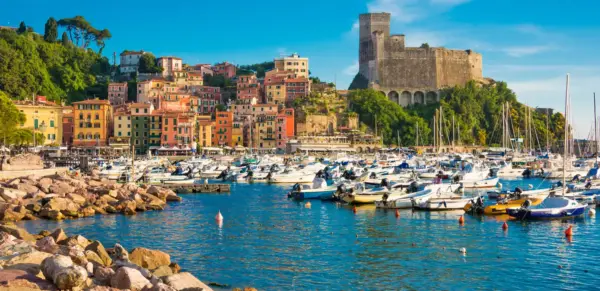 Blick auf den Hafen von Lerici - © Maresol / adobe.com - Erlebnisrundreisen.de