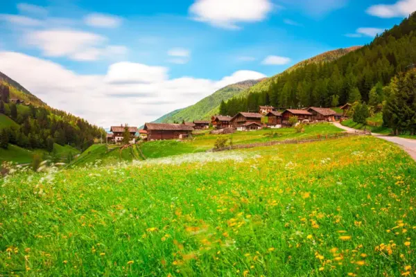 Dorf im Ultental - Stefan Kretzschmar / adobe.com - © Stefan Kretzschmar / adobe.com - Erlebnisrundreisen.de