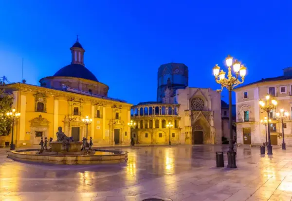 Plaza de la Virgen in Valencia - dudlajzov / Adobe.com - © dudlajzov / Adobe.com - Erlebnisrundreisen.de