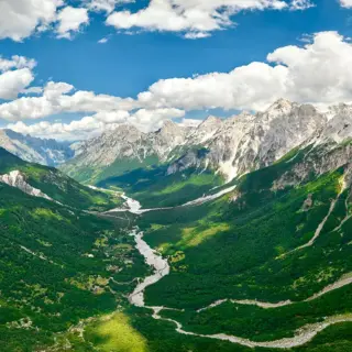 Blick ins Valbona Tal - Martin Mecnarowski - © Martin Mecnarowski / Adobe.com - Erlebnisrundreisen.de