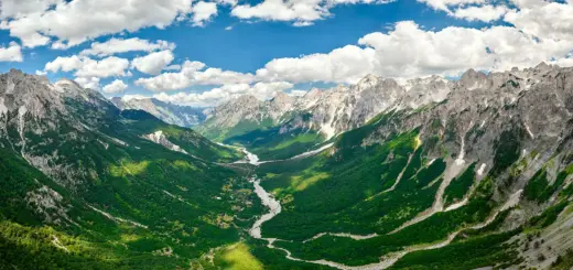 Blick ins Valbona Tal - Martin Mecnarowski - © Martin Mecnarowski / Adobe.com - Erlebnisrundreisen.de