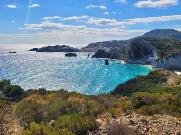 Blick auf Ponza Porto oberhalb des Spiaggio Frontone - Maximilian Knobloch - Erlebnisrundreisen.de