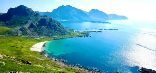 Abstieg vom Bufjellet mit Blick auf Sandvika - Alexandra Ade - Erlebnisrundreisen.de