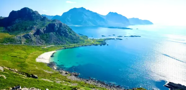Abstieg vom Bufjellet mit Blick auf Sandvika - Alexandra Ade - Erlebnisrundreisen.de