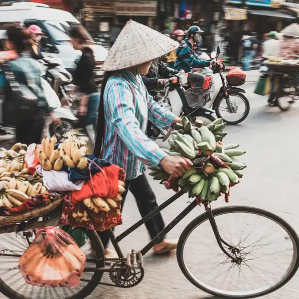 Verkäufer in Hanoi - Peter Adams/Danita Delimont - © Peter Adams/Danita Delimont / Adobe.com - Erlebnisrundreisen.de