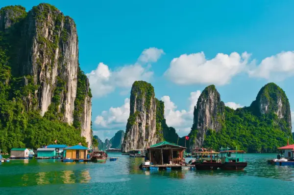 Schwimmendes Dorf in der Halong-Bucht - 12ee12 - © 12ee12 / Adobe.com - Erlebnisrundreisen.de