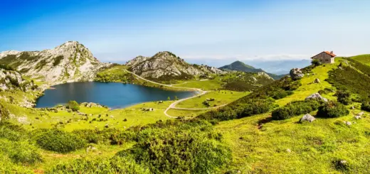 Blick auf den Lago Enol - mrks_v / Adobe.com - © mrks_v / Adobe.com - Erlebnisrundreisen.de