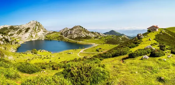 Blick auf den Lago Enol - mrks_v / Adobe.com - © mrks_v / Adobe.com - Erlebnisrundreisen.de
