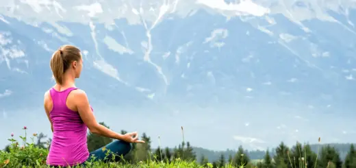 Yoga vor Alpenpanorama - nickolya - © nickolya / Adobe.com - Erlebnisrundreisen.de