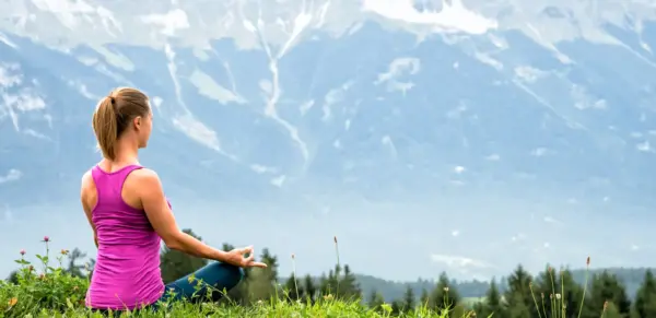 Yoga vor Alpenpanorama - nickolya - © nickolya / Adobe.com - Erlebnisrundreisen.de