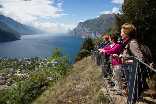Wanderer mit Blick auf den Gardasee - Oliver Schulz - Erlebnisrundreisen.de