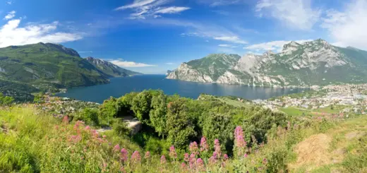 Blick auf Riva del Garda und Torbole - autofocus67 - © autofocus67 / Adobe.com - Erlebnisrundreisen.de