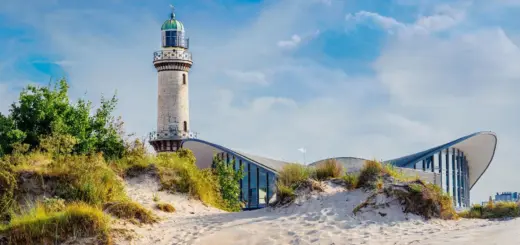 Leuchtturm und Teepott in Warmenünde - eplisterra - © eplisterra/ adobe.stock - Erlebnisrundreisen.de