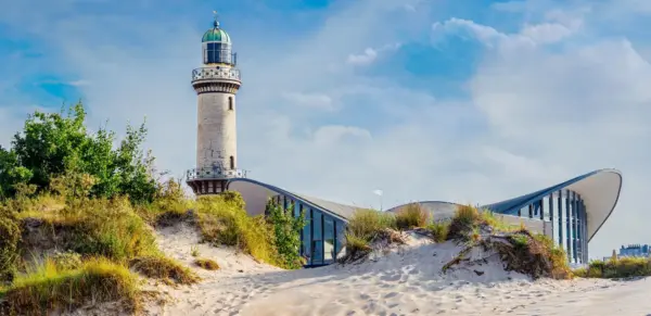 Leuchtturm und Teepott in Warmenünde - eplisterra - © eplisterra/ adobe.stock - Erlebnisrundreisen.de