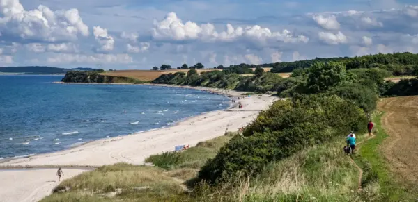 Strand und Wanderweg an der Ostsee - Carl-Jürgen Bautsch - ©Carl-Jürgen Bautsch - Erlebnisrundreisen.de