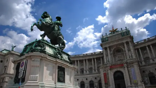 Heldenplatz mit Hofburg in Wien - Gerd Thiel - Erlebnisrundreisen.de