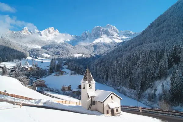 Kapelle in St. Zyprian mit dem Rosengarten - David Rieger (Hotel Vajolet) - Erlebnisrundreisen.de