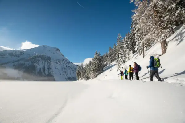 Winterwandern entlang des Seeufers - Dominik Ketz - Erlebnisrundreisen.de