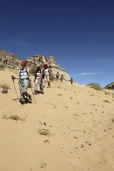 Gruppe auf dem Weg zum Fuß des Berges Jebel - Christiane Flechtner - Erlebnisrundreisen.de