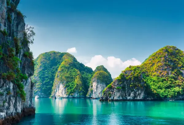 Blick auf die Halong-Bucht - efired - © efired / adobe.com - Erlebnisrundreisen.de