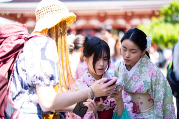 Reisemoment am Sensō-ji-Tempel in Tokio, Japan