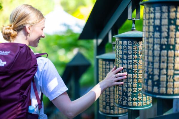 An den Gebetsmühlen des Daishō-in auf Miyajima, Japan