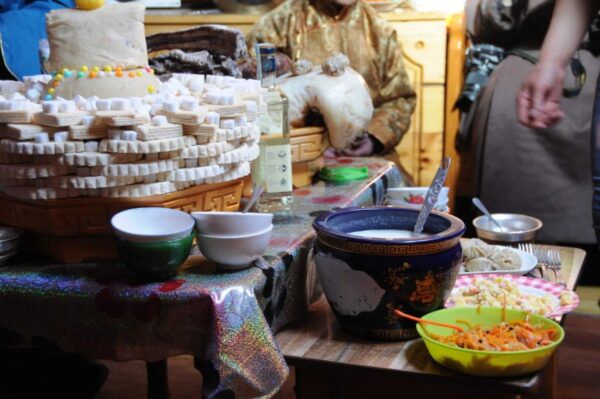 Traditionelles Essen zum Neujahrsfest in einer Jurte in der Mongolei