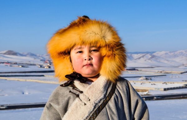 Junge im traditionellen Warmen Gewand gewappnet für den mongolischen Winter