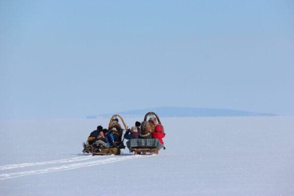 Pferdeschlittenfahrt auf den Weites des Chuwsgul See in der Mongolei.