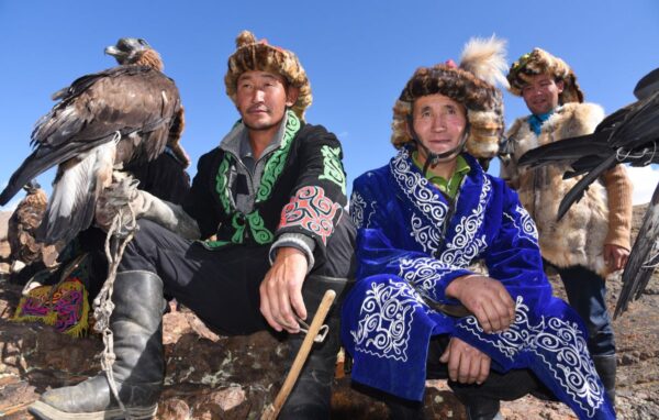 Gruppe von Adlerjägern in Trachten