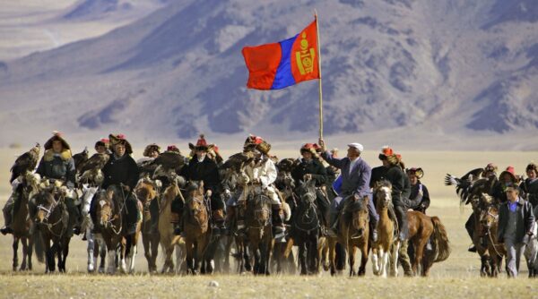 Kasachen zu Pferd mit Flagge