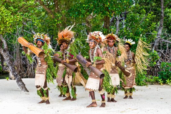 Traditionelle Tänzer in festlichem Körperschmuck bei Alotau in Papua-Neuguinea