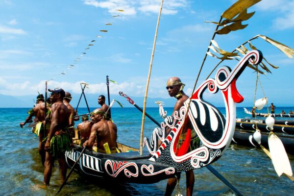 Traditionell bemaltes Auslegerkanu beim Kanufestival in Alotau, Papua-Neuguinea