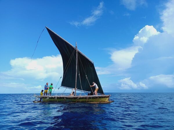 Traditionelles Segelboot auf offenem Meer vor Papua-Neuguinea unter weitem Himmel