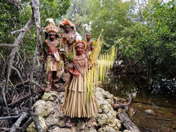 Traditionell gekleidete Stammesgruppe im Mangrovenwald von Papua-Neuguinea