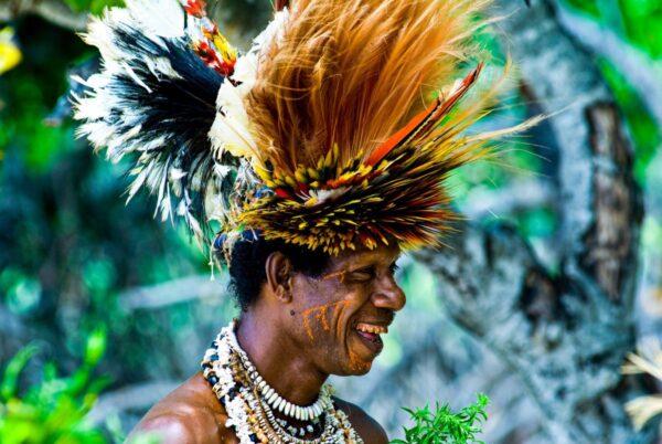 Federnschmuck und traditionelle Bemalung bei einem Mann in Papua-Neuguinea