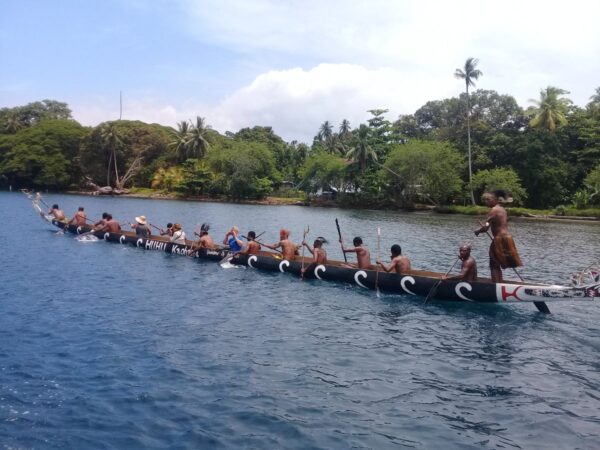 Traditionelles Auslegerkanu beim Kanufestival in Alotau auf Papua-Neuguinea