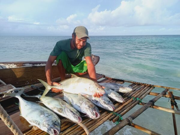 Fischer mit frischem Fang auf dem Meer vor Papua-Neuguinea