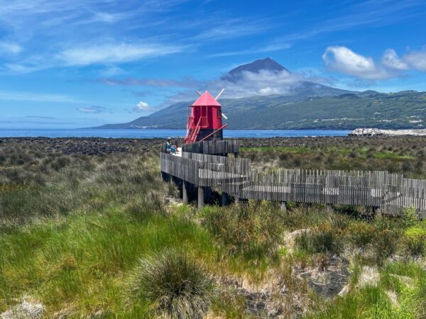 Roter Aussichtsturm vor dem Pico-Vulkan an der Küste der Azoreninsel Pico