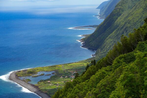 Steile Küste mit grünen Hängen und Atlantikblick auf São Jorge, Azoren