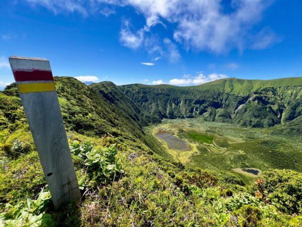Grüner Vulkankrater unter weitem Himmel auf Faial, Azoren