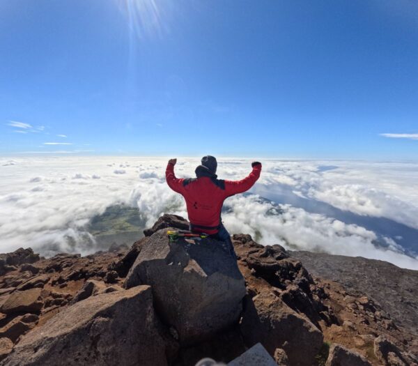 Wanderer über dem Wolkenmeer auf dem Montanha do Pico, Insel Pico auf den Azoren