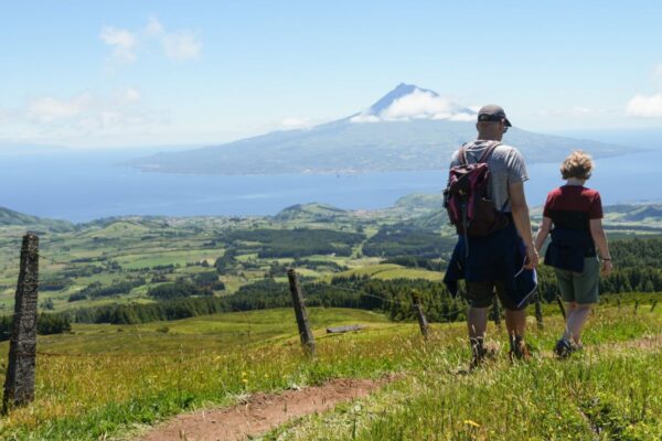 Weitblick über grüne Hänge und den Pico auf den Azoren vor Faial