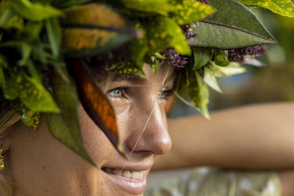 Frau mit Blumenkranz in Nuku Hiva – Französisch-Polynesien